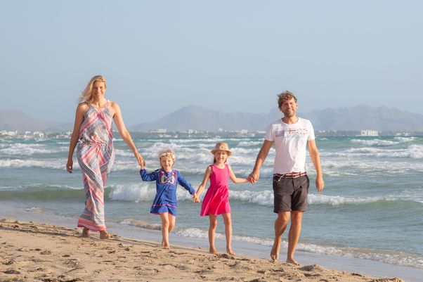 Familien Strandshooting auf Mallorca am Strand von Muro - Fotógrafa Anieska