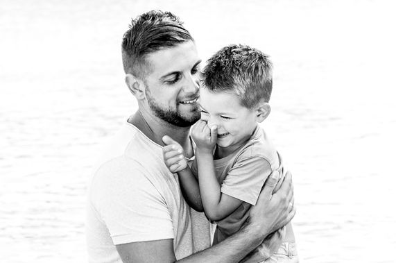 Vater mit Sohn am Strand von Mallorca - Fotógrafa Anieska