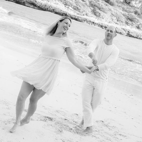 Tanzen am Strand von S'Amarador - Paar Fotoshooting - Fotógrafa Anieska