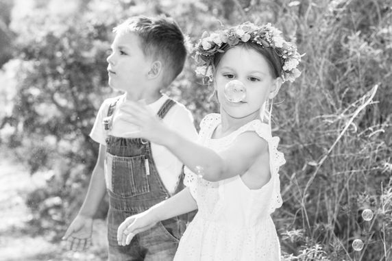 Kinder Fotos im Wald auf Mallorca - Fotógrafa Anieska