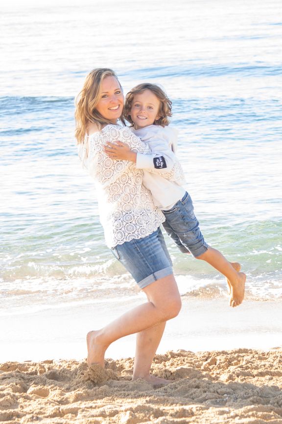 Mama mit Sohn spielend am Strand - Fotógrafa Anieska