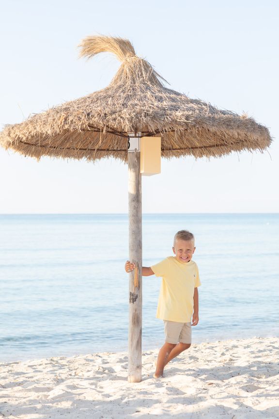 Wilde Junge am Strand von Sa Coma - Fotógrafa Anieska