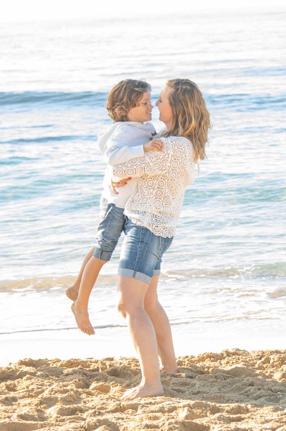 Mama mit Sohn spielend am Strand - Fotógrafa Anieska