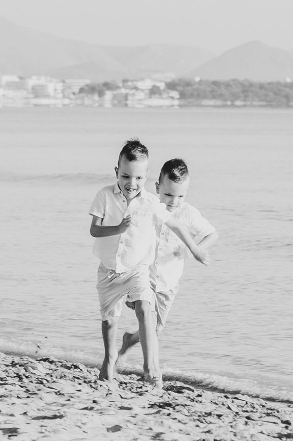 Geschwister an der Playa de Muro - Fotógrafa Anieska