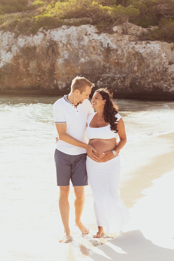 Strand Babybauch Fotoshooting in S'Amarador - Fotógrafa Anieska