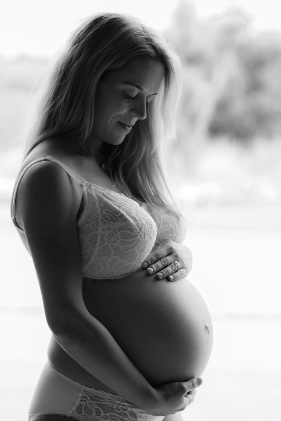 Schwarz weiss Babybauch fotos - Fotógrafa Anieska