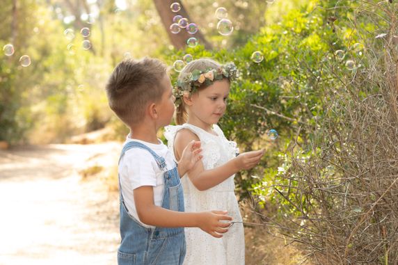 Kinder Fotos im Wald auf Mallorca - Fotógrafa Anieska