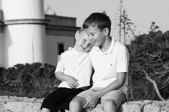 Jungs an der Mauer von Leuchtturm - Fotógrafa Anieska