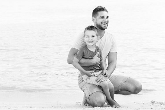 Vater mit Sohn am Strand von Mallorca - Fotógrafa Anieska