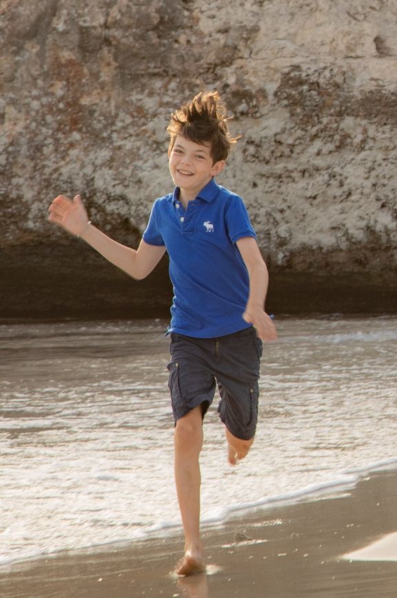 Junge am laufen am Strand - Fotógrafa Anieska