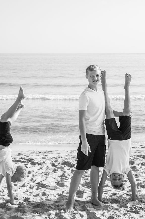 Teenangerfotos an der playa de Muro in schwarz weiss - Fotógrafa Anieska