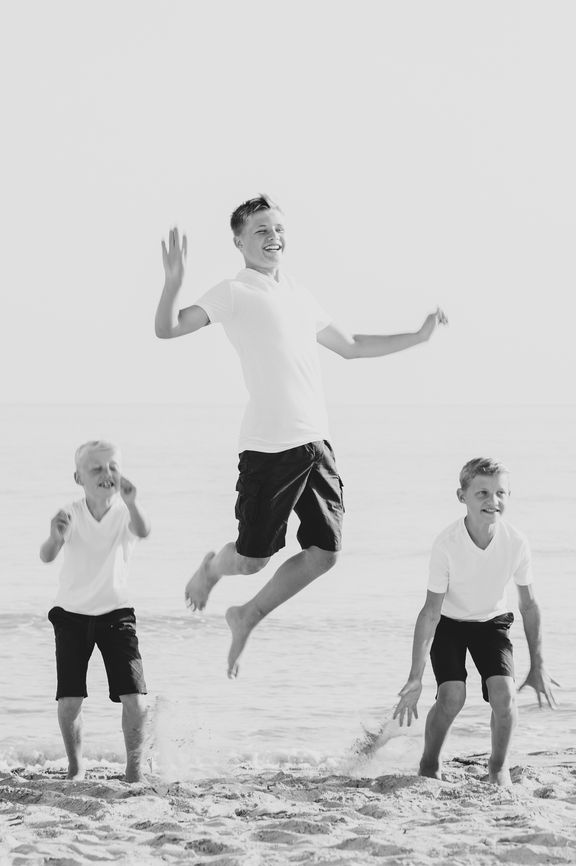 Teenangerfotos an der playa de Muro in schwarz weiss - Fotógrafa Anieska